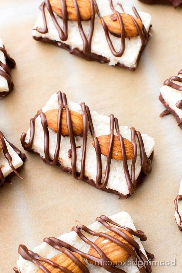Veganer Almond Joy (Glutenfrei, Gesund) 5 Ein veganer Almond Joy Riegel auf Backpapier