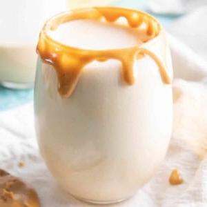 Erdnussbutter Protein-Shake – 4 Zutaten! 5 Erdnussbutter Protein Shake: Dieses 4-Zutaten-Erdnussbutter-Protein-Shake-Rezept ist in wenigen Minuten fertig! Glatt, cremig und köstlich – der beste Erdnussbutter-Protein-Shake! #Erdnussbutter #Protein #Shake #ProteinShake | Rezept auf BeamingBaker.com