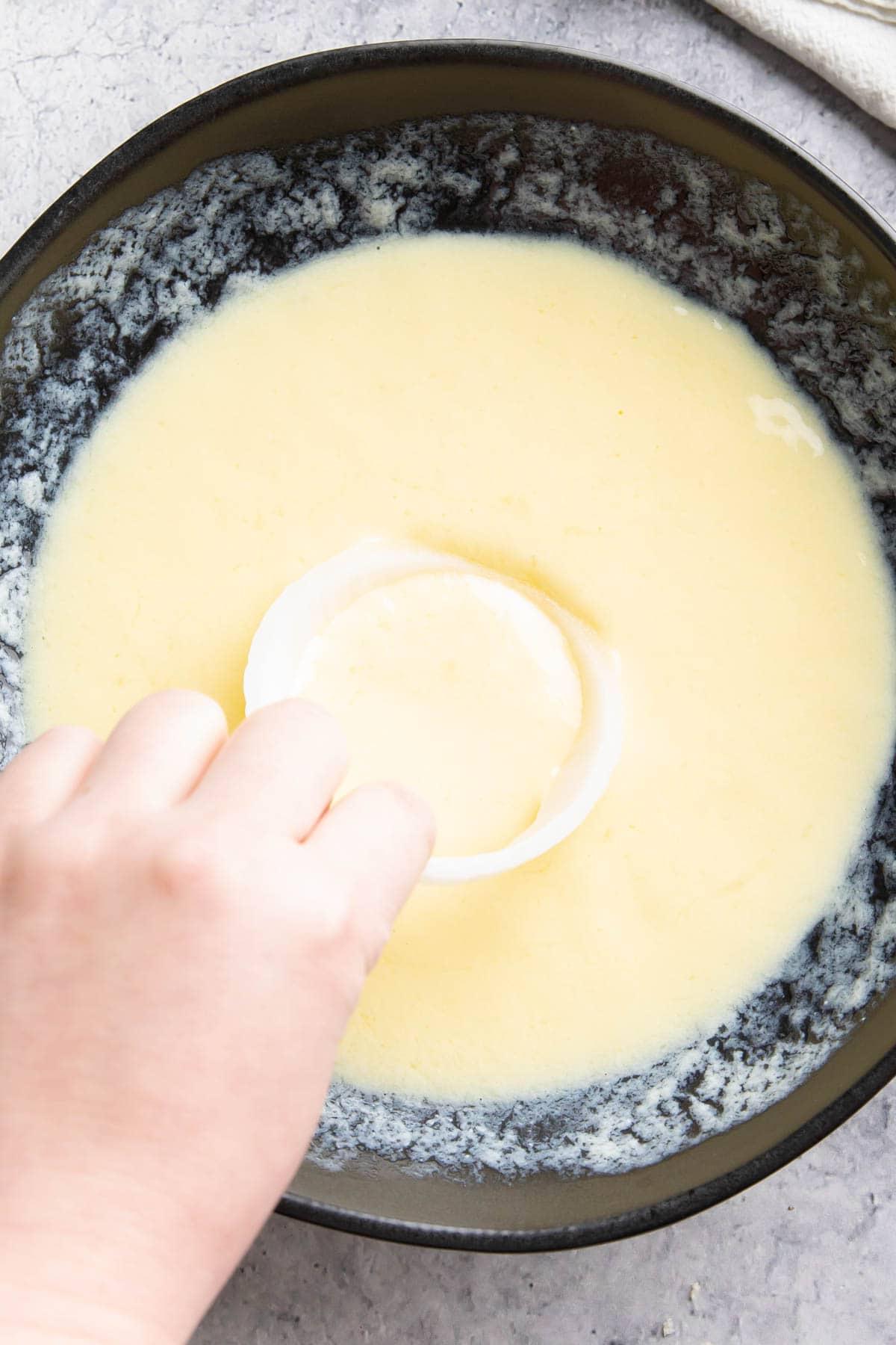 **Selbstgemachte Heißluftfritteusen-Zwiebelringe** 5 Erneut in Eierbutter tunken für eine extra dicke und knusprige Außenhülle
