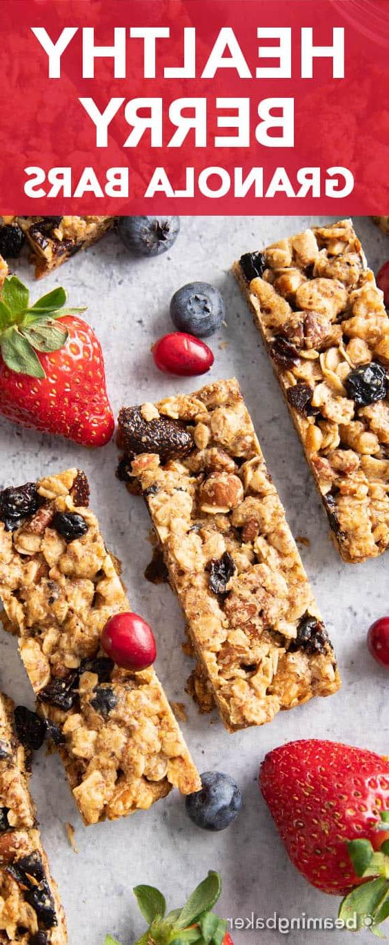 Gesunde Beeren-Müsliriegel (Vegan, Glutenfrei) 5 Gesunde Beeren-Müsliriegel: Dieses gesunde Müsliriegel-Rezept strotzt nur so vor süßem Beerenaroma: Heidelbeeren, Erdbeeren & Cranberries. Die besten Müsliriegel – ballaststoffreich, gesund, aus vollwertigen Zutaten, vegan + glutenfrei. #Müsliriegel #GesundeRezepte #Snacks #GesundeSnacks | Rezept auf BeamingBaker.com