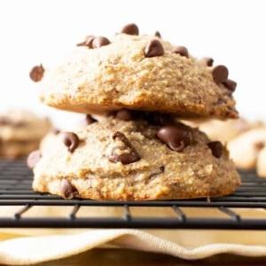 **So macht man gesunde Bananen-Muffin-Kuppeln – Einfaches glutenfreies veganes Rezept!** 6 Nahaufnahme eines gebackenen Bananen-Muffin-Tops, perfekt goldbraun und bereit zum Genießen.