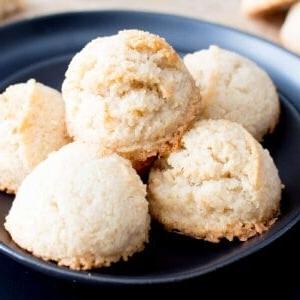 **Vegane Kokosmakronen mit 4 Zutaten (Paleo & Gesund)** 6 Vegane Kokosmakronen: Unwiderstehlich zähe vegane Kokosmakronen mit knusprigen Rändern und süßem Kokosgeschmack. Nur 4 Zutaten! Paleo, Gesund. #Vegan #Kokos #Makronen #Paleo #Gesund | Rezept auf BeamingBaker.com