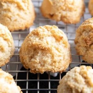Keto Kokosmakronen Rezept (Low Carb, Glutenfrei) 6 Keto Kokosmakronen Rezept: Dieses 4-Zutaten-Keto-Makronen-Rezept ist glutenfrei und einfach zuzubereiten! Die besten Low Carb Kokosmakronen – zäh und feucht innen, knusprig goldbraun außen. #Keto #LowCarb #GlutenFrei #Kokos #Makronen | Rezept auf BeamingBaker.com