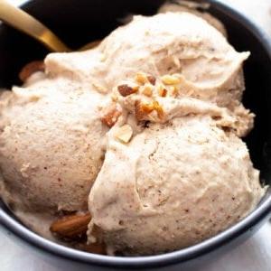 4-Zutaten-Mandelbutter-Paleo-Eis (Keto, Vegan) 6 Cremiges Paleo Mandelmus Eis aus nur 4 Zutaten: in nur 5 Minuten vorbereitet und ohne Eismaschine! Vegan, Keto, Milchfrei. Ideal für eine gesunde Ernährung. #Paleo #Mandelmus #Eis #NoChurn #Vegan #Keto