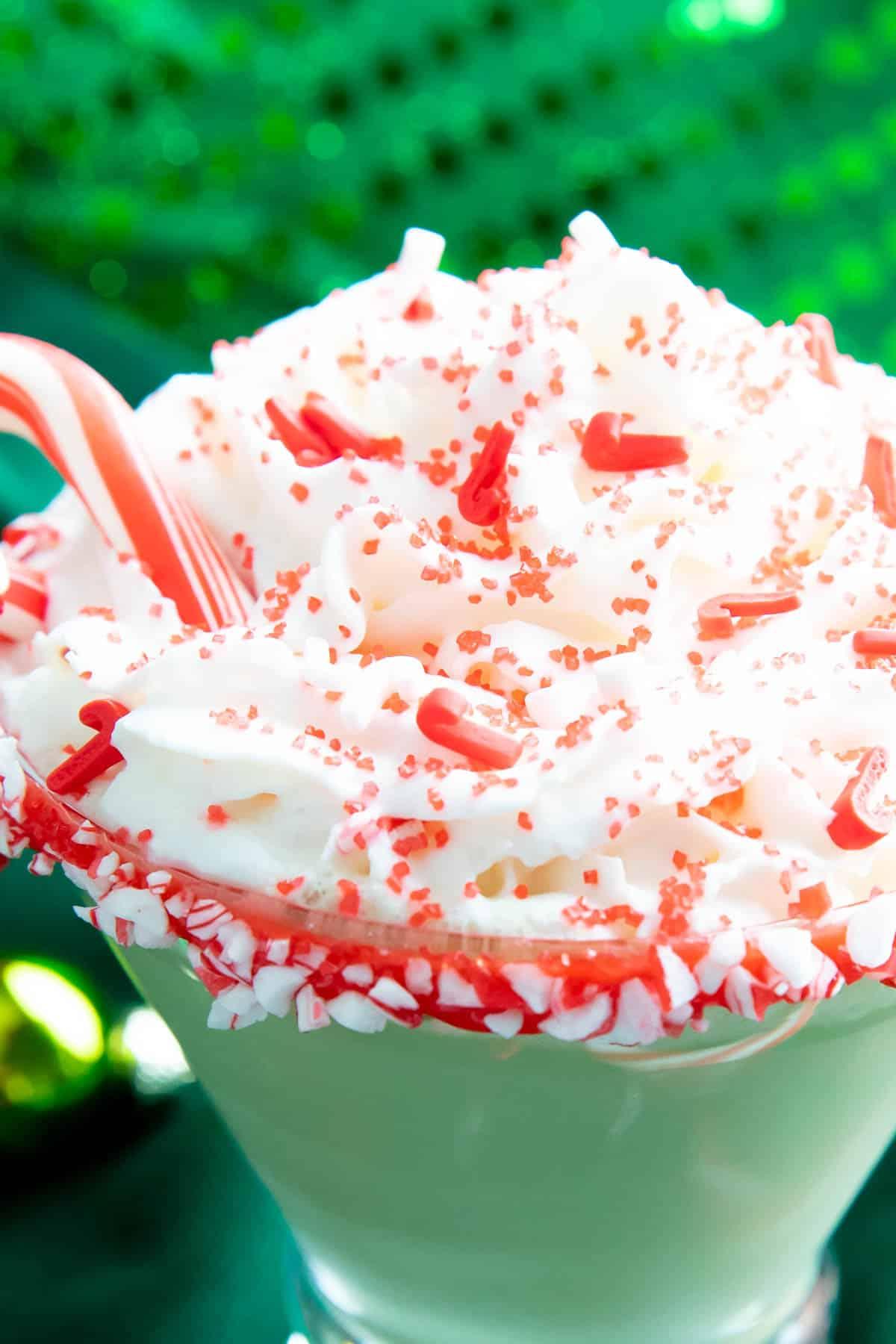 Pfefferminz-Martini 6 Nahaufnahme von Zuckerstangenstreuseln auf einem Cocktailgetränk