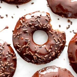 Weich gebackene vegane Schokoladen-Donuts (glutenfrei) – mit veganer Schokoladen-Ganache-Glasur! 6 Vegane Glutenfreie Donuts: Weiche und flauschige vegane glutenfreie Schoko-Donuts mit luxuriöser veganer Schokoladenglasur. Das beste glutenfreie vegane Donut-Rezept! #GlutenfreiVegan #VeganGlutenfrei #Donuts #Doughnuts #Schokolade | Rezept auf BeamingBaker.com