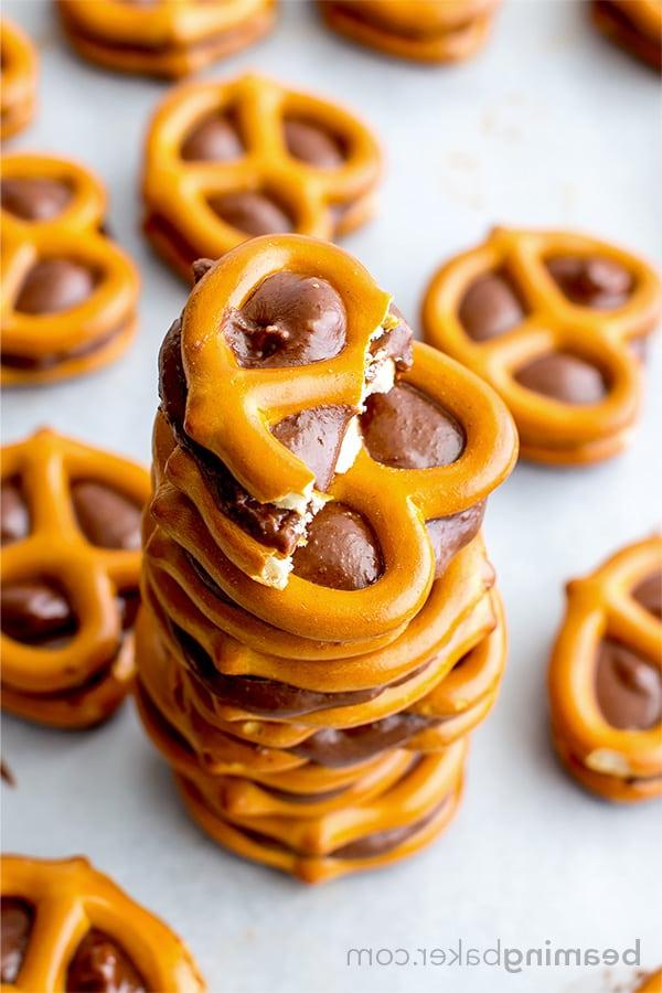 Schoko-Mandelbutter-Brezel-Häppchen: Ein einfaches veganes und glutenfreies 3-Zutaten-Rezept für einen proteinreichen Snack mit Schokoladengeschmack. Perfekt für Heißhunger!