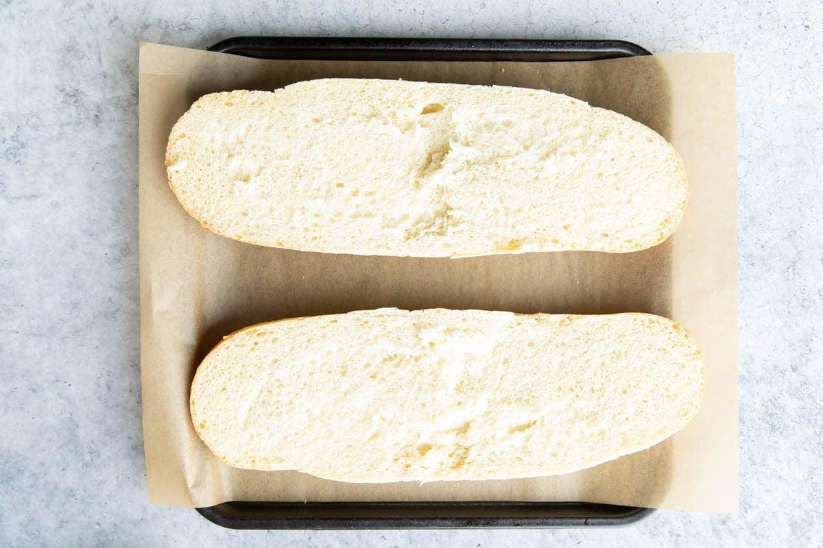 Geröstetes Knoblauchbrot {Hausgemachtes Rezept} 6 Zwei Fotos, die zeigen, wie man Knoblauchbrot zubereitet – den Brotlaib in zwei Hälften schneiden