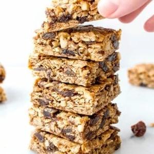 Haferflocken-Rosinen-Schnitten 6 Vegane und glutenfreie Haferflocken-Rosinen-Cookie-Riegel: ein einfaches Rezept für weiche, zähe Cookie-Riegel aus einfachen Zutaten, vollgepackt mit saftigen Rosinen und Walnüssen. #Vegan #Glutenfrei | BeamingBaker.com
