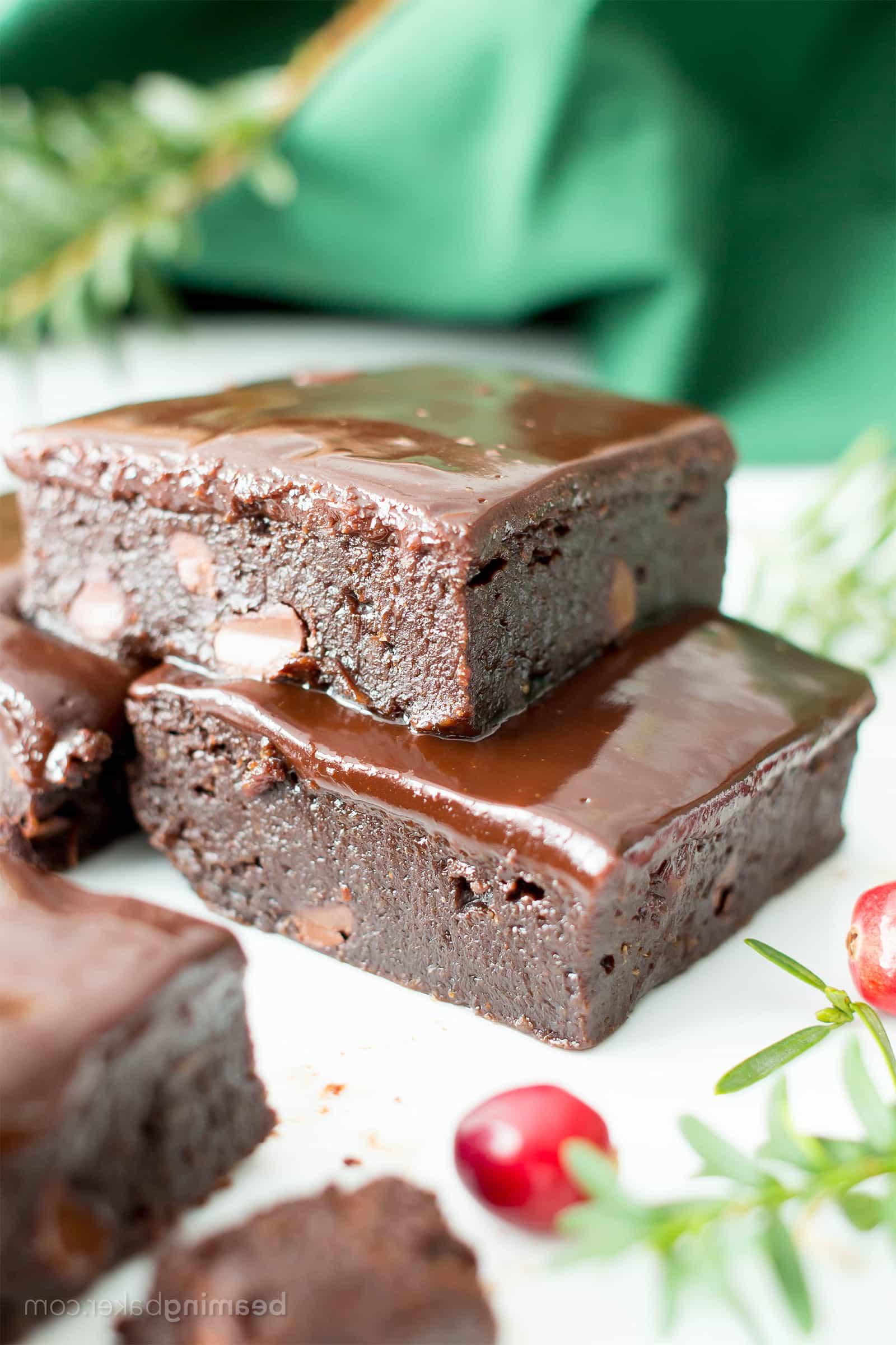 Saftige & Fudgy Ganache Pfefferminz-Brownies Rezept (V, GF): Ein einfaches Rezept für unwiderstehlich schokoladige, kühle Minz-Brownies, gekrönt mit einer seidig-glatten Schokoladen-Ganache, zubereitet mit gesunden Zutaten. Diese #Veganen #Glutenfreien #Milchfreien #GesundenFeiertagsdesserts sind der Hit jeder Party. | Rezept auf BeamingBaker.com