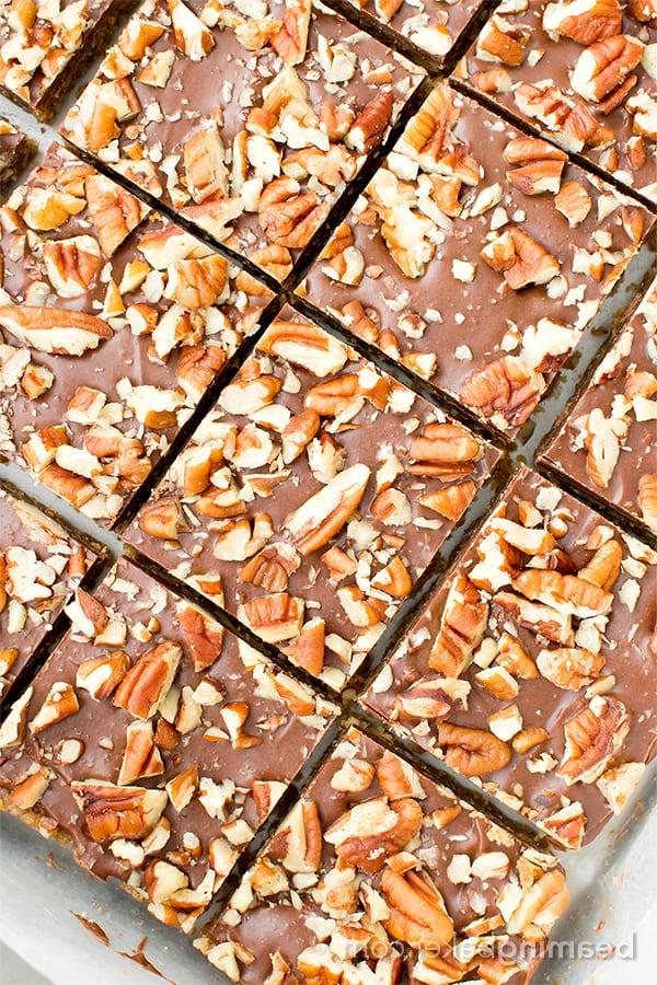 Ohne Backen Paleo Schoko-Pekannuss-Riegel (Vegan, Paleo, Glutenfrei, Milchfrei) 6 Paleo-Schoko-Pekan-Riegel ohne Backen (V, GF, Paleo): Ein 5-Zutaten-Rezept für köstliche Pekanriegel, bedeckt mit einer dicken Schicht Schokolade und Nüssen. #Paleo #Vegan #GlutenFrei #MilchFrei | BeamingBaker.com