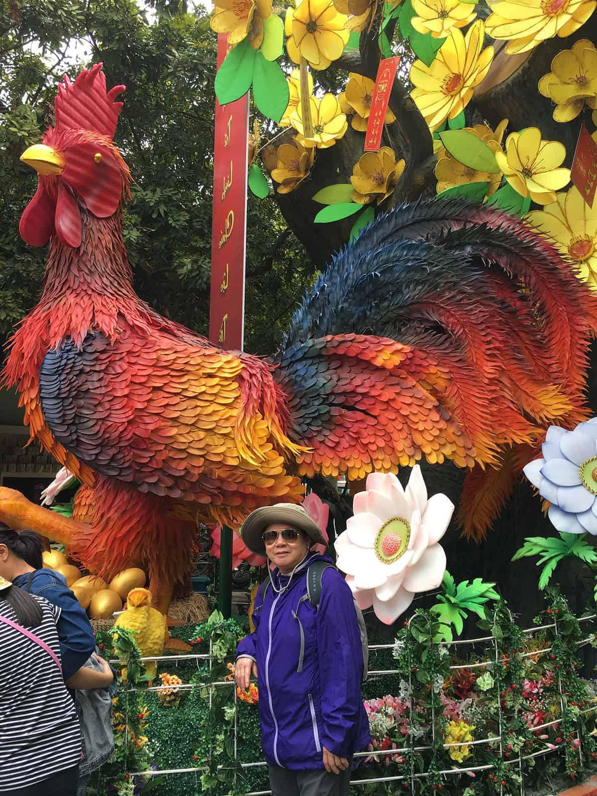 Wie man sich auf Auslandsreisen nicht verirrt 6 Demeter und Grams posieren vor einem lokalen Wahrzeichen in Vietnam. Fotos von Sehenswürdigkeiten als Orientierungshilfe auf Reisen, um den Weg zurück zu finden und die Umgebung besser zu merken. #Reisefotografie #Orientierung #Vietnam #Wahrzeichen