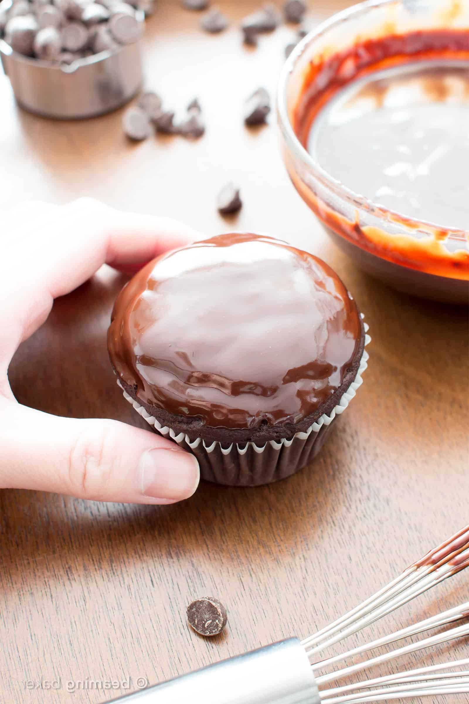 2 Zutaten Vegane Schokoladen-Ganache – 5-Minuten-Rezept! 6 Vegane Schokoladen-Ganache: Eine Kugel Eiscreme großzügig mit veganer Schokoladen-Ganache übergossen.