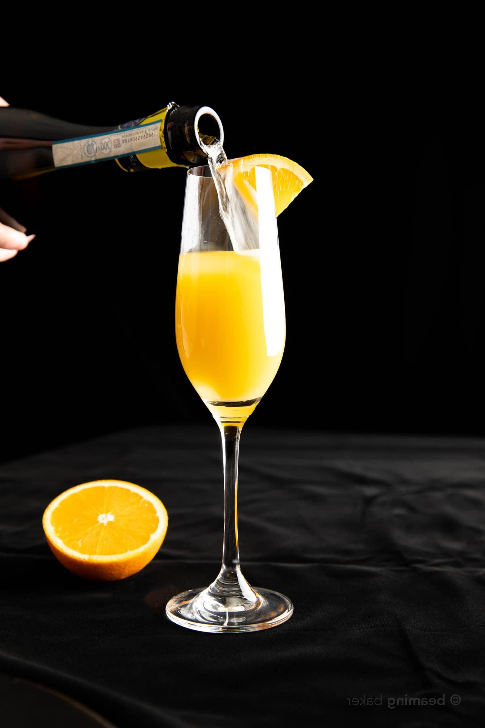 Vollaufnahme, wie Champagner in ein Glas gegossen wird