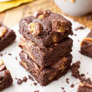 Vegane Erdnussbutter-Cup-Brownies 6 Vegane Erdnussbutter-Brownies: Feuchte und fudgy Brownies gefüllt mit veganen Schoko-Erdnuss-Bechern. Ein Traum für jeden Schokoliebhaber.