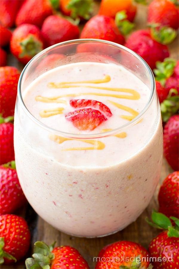 Veganer Erdbeer-Erdnussbutter-Smoothie (Glutenfrei, Milchfrei) 6 Veganer Erdbeer-Erdnussbutter-Smoothie (V+GF): Ein einfaches 4-Zutaten-Rezept für proteinreiche, cremige Smoothies, die vor Erdbeer- und Erdnussbuttergeschmack nur so strotzen. #Vegan #Glutenfrei #Laktosefrei | BeamingBaker.com