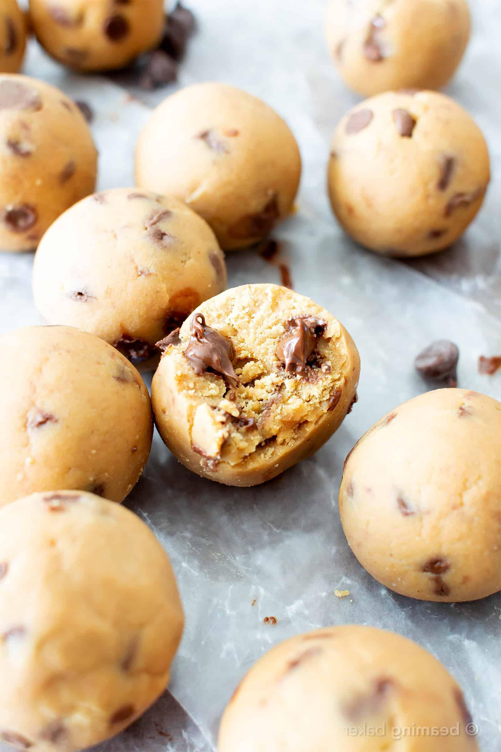 4-Zutaten Erdnussbutter-Schoko-Energy Bites: Ein einfaches Rezept für glutenfreie Energy Bites ohne Backen, die wie ein Dessert schmecken, aber ein gesunder Snack sind! Vegan, Glutenfrei, Milchfrei.