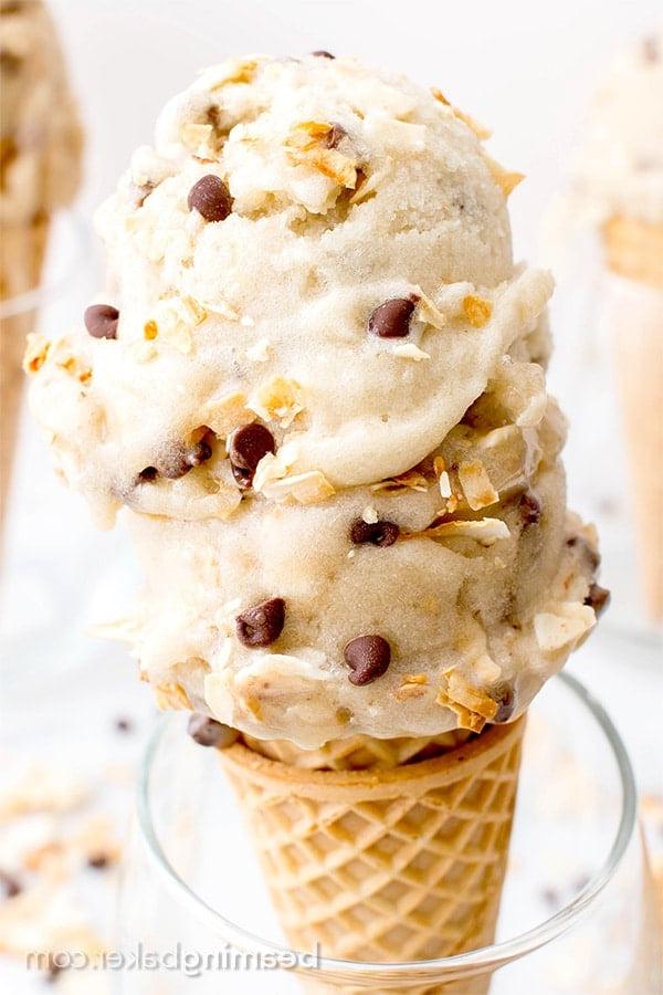 Getoastete Kokos-Schoko-Nice Cream (Vegan & Glutenfrei): Ein 5-Zutaten-Rezept für köstliches cremiges veganes Eis, voller Kokosnuss und Schokostückchen. #Vegan #Milchfrei #Glutenfrei | BeamingBaker.com