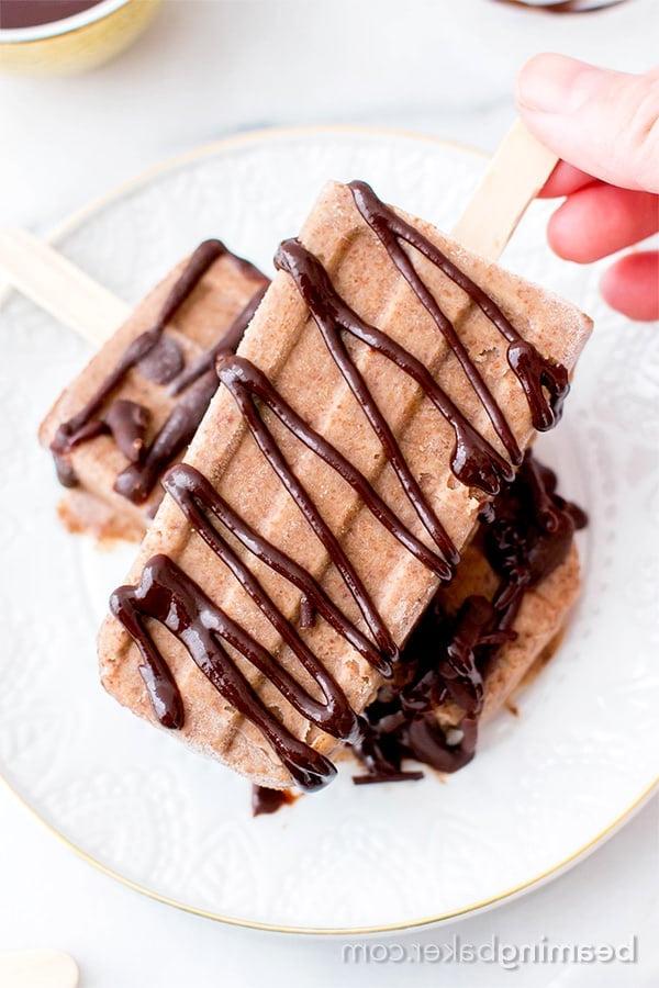 Cremige Doppel-Schoko-Erdnussbutter-Bananen-Popsicles (Vegan & Glutenfrei): Ein pflanzliches Rezept mit nur 6 Zutaten für reichhaltige, cremige, schokoliert-erdnussbutter-bananen-popsicles. #Vegan #Glutenfrei #Milchfrei | BeamingBaker.com
