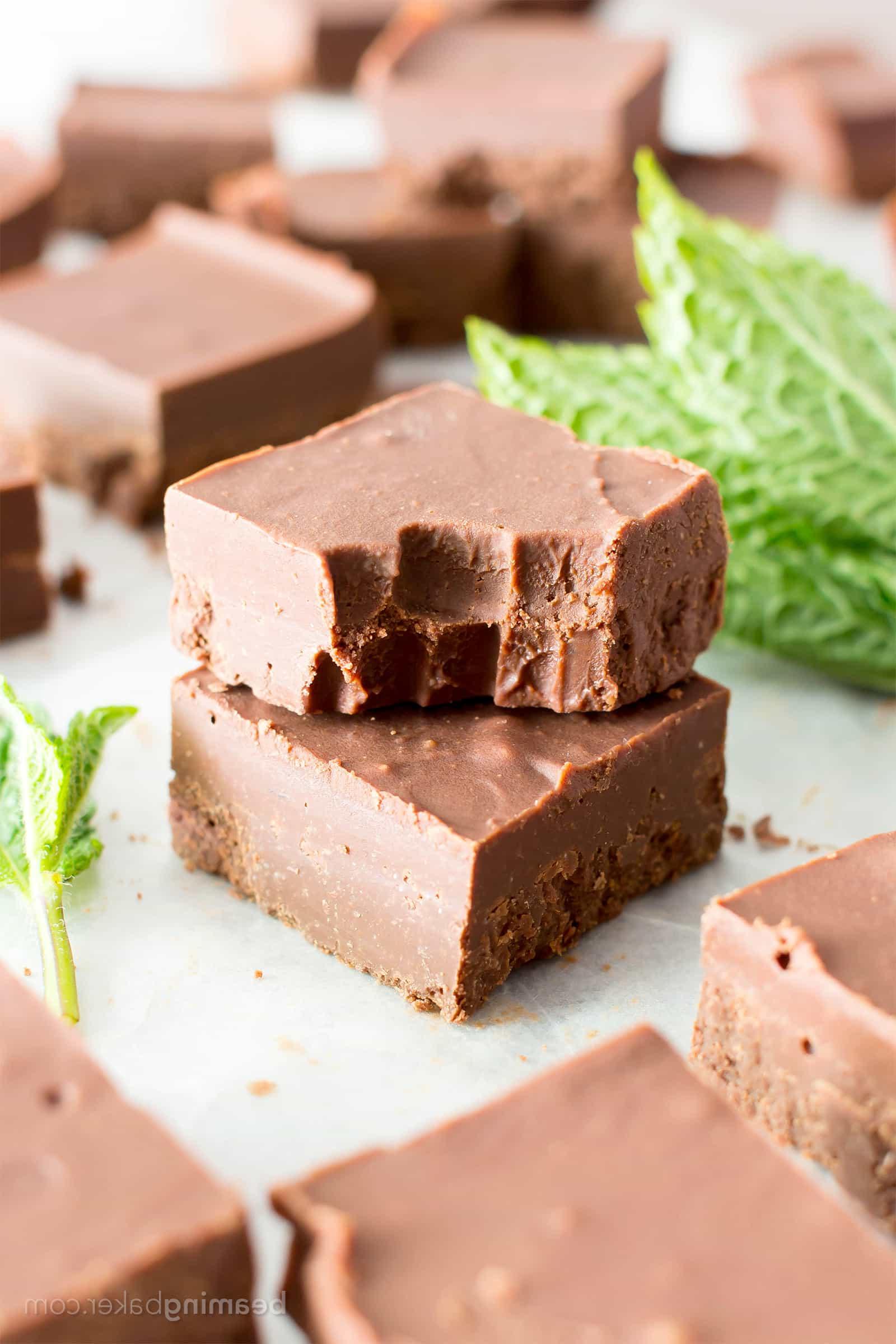 Blitzschneller Pfefferminz Fudge (Vegan, Glutenfrei): Ein 3-Zutaten-Rezept für cremige, dicke, köstliche Schokoladen-Fudge-Quadrate aus gesunden Zutaten! #Paleo #Vegan #GlutenFrei #MilchFrei #GesundeWeihnachtsdesserts | Rezept auf BeamingBaker.com
