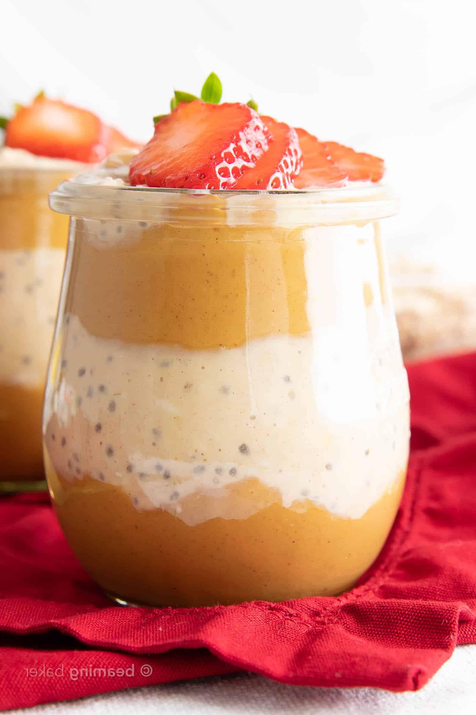 Super Nahaufnahme von Erdnussbutter Overnight Oats, geschichtet mit Erdnussbutter und getoppt mit Erdbeeren