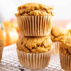 Glutenfreie Kürbis Muffins 6 Glutenfreie Kürbis-Muffins (GF): Befriedigende, gemütliche GF Kürbis-Muffins! Das beste Rezept für glutenfreie Kürbis-Muffins – leicht süß & feucht mit köstlichem gewürzten Kürbisgeschmack! #Glutenfrei #GF #Kürbis #Muffins | Rezept auf BeamingBaker.com