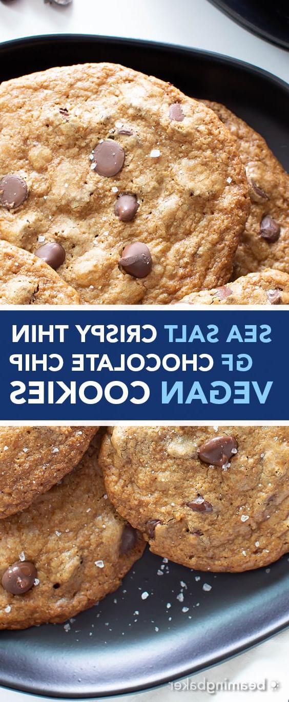 Knusprige Vegane & Glutenfreie Meersalz-Schokoladenkekse: SUPER dünne vegane Schokoladenkekse, die durch und durch knusprig sind. Bestreut mit funkelndem Meersalz: die BESTEN süß-salzigen glutenfreien Schokoladenkekse! #GlutenFrei #Vegan #Kekse #Weihnachten #GlutenFreiVegan | Rezept auf BeamingBaker.com