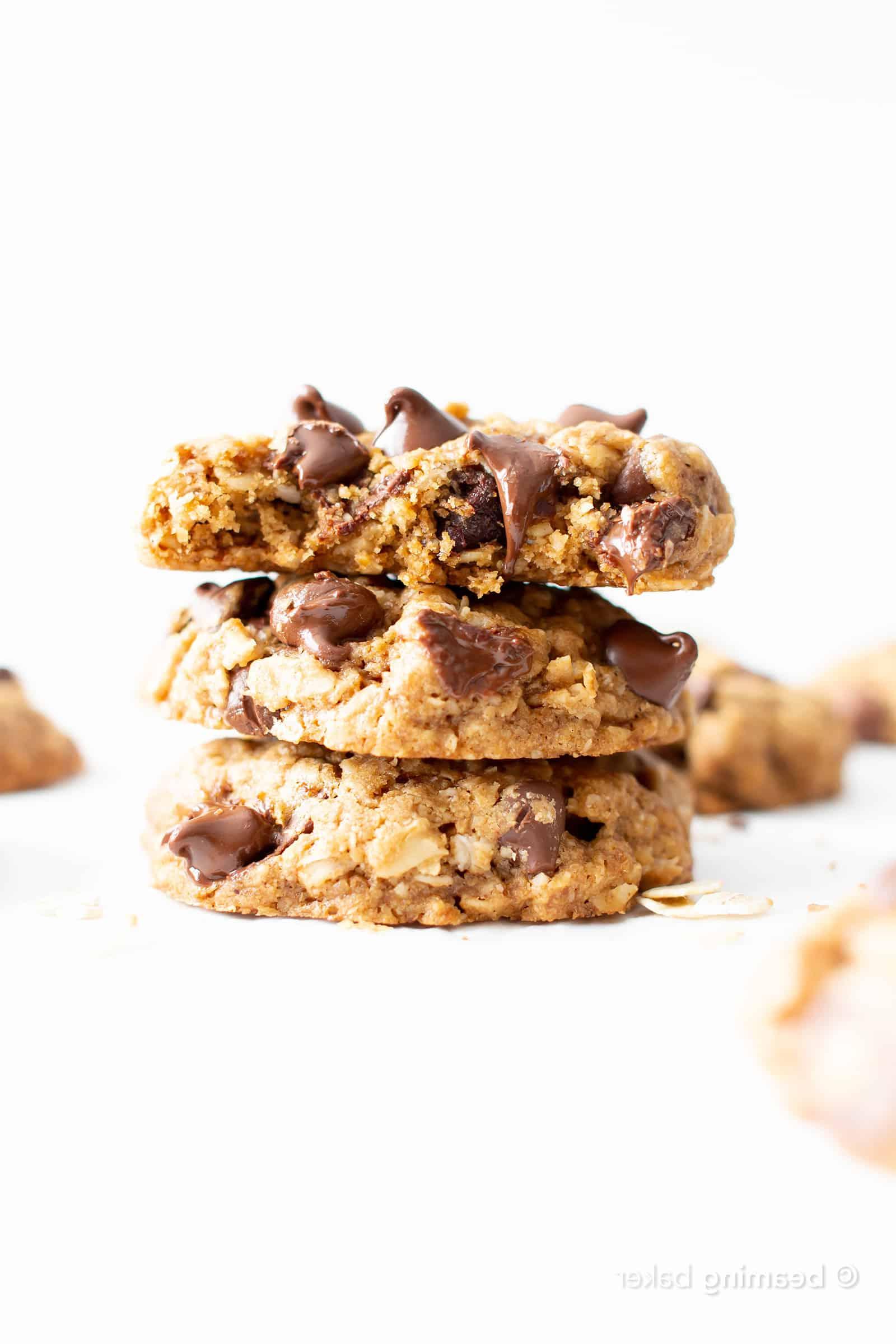 Bestes glutenfreies Haferflocken-Schokoladenkekse-Rezept (GF, Vegan, Milchfrei): Dieses einfache vegane Haferflocken-Schokoladenkekse-Rezept hat eine knusprige Außenseite, einen weichen & zähen Kern und einen gemütlichen Haferflocken-Geschmack. Es ist das beste glutenfreie Haferflocken-Schokoladenkekse – glutenfrei, milchfrei und mit gesunden Zutaten! #Vegan #GlutenFree #ChocolateChip #Cookies #DairyFree #Oatmeal | Rezept auf BeamingBaker.com