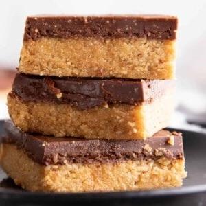 4-Zutaten-Nutella-Riegel ohne Backen 6 4-Zutaten Nutella Riegel ohne Backen: Dieses einfache Rezept für Nutella-Schokoriegel ergibt weiche, zähe Riegel mit einer dicken Schoko-Haselnuss-Oberfläche. Die besten Nutella-Riegel ohne Backen – Nutella in mundgerechter Riegelform! #Nutella #Schokolade #OhneBacken #Haselnuss