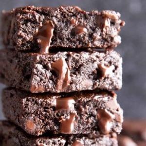 Vegane glutenfreie Brownies 6 Vegane Glutenfreie Brownies (GF): super reichhaltige & saftige FUDGY vegane GF-Brownies! Das beste vegane glutenfreie Brownie-Rezept – einfach zuzubereiten, unwiderstehlich gut, Glutenfrei & Laktosefrei! #Vegan #GlutenFrei #Brownies #LaktoseFrei | Rezept auf BeamingBaker.com