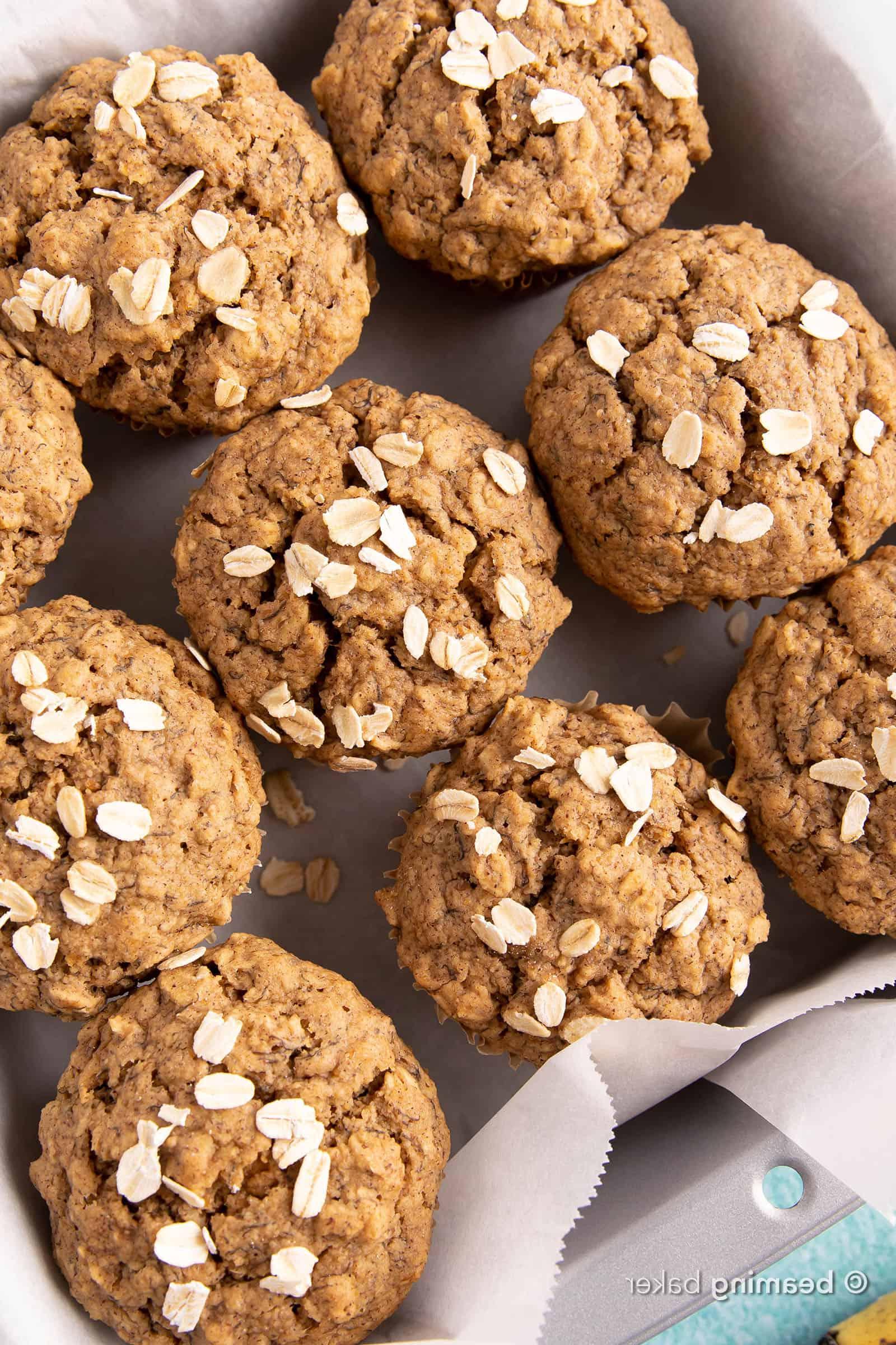 Glutenfreie Bananen-Hafer-Muffins (Vegan) 6 Saftige Vegane Glutenfreie Bananen-Hafer-Muffins: Ein einfaches Ein-Schüssel-Rezept für warme, feuchte und leicht süße Bananen-Hafer-Muffins aus einfachen Zutaten. #vegan #glutenfrei #frühstück #gesund | Rezept auf BeamingBaker.com