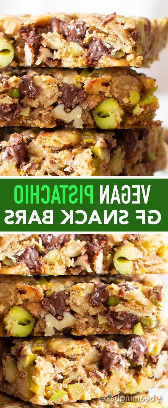 Gesunde Vegane Schoko-Pistazien-Riegel (Glutenfrei): weiche & chewy glutenfreie vegane Riegel mit Schokolade & Pistazien! Der perfekte nussige Snack – einfach zuzubereiten, simple Zutaten für die BESTEN veganen Riegel! Milchfrei, ohne raffinierten Zucker. #Snacks #Vegan #Glutenfrei #GesundeSnacks | Rezept auf BeamingBaker.com