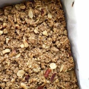 Bananenbrotriegel mit Streuseln (Vegan) 6 Gemütliche, feuchte und wohltuende Bananen-Riegel, gekrönt mit einem süßen, knusprigen Hafer-Streusel. Hergestellt mit Hafermehl, Mandelmehl und Ahornsirup, sind diese Riegel der perfekte Start in den Morgen.
