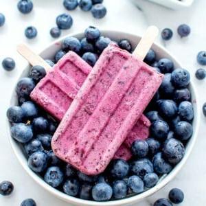 Vegane Blaubeer-Kokos-Popsicles (Glutenfrei, Milchfrei, Paleo) 6 Veganes Blaubeer-Kokos-Eis am Stiel: Ein Rezept mit 3 Zutaten für cremiges Eis mit Blaubeeren und Kokosgeschmack. #Vegan #Glutenfrei #Milchfrei | BeamingBaker.com
