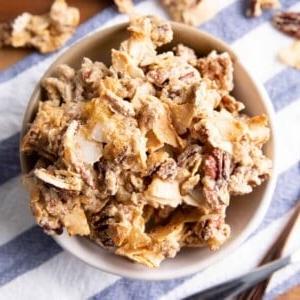 **Das beste 4-Zutaten Keto Granola Rezept (Low Carb)** 6 Bestes Keto Granola Rezept: knuspriges, knuspriges Keto Granola mit großen Clustern. Dieses Low-Carb-Granola ist süß, nussig und sättigend! Keto-freundlich, Low-Carb, Glutenfrei, Vegan. #KetoGranola #LowCarb #KetoFriendly #KetoRezept | Rezept auf BeamingBaker.com