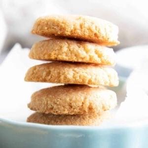 **Knusprige vegane Kokosplätzchen aus 4 Zutaten** 6 Vegane Kokosplätzchen Rezeptbild