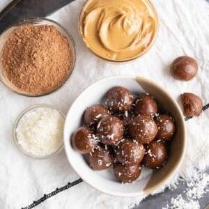 4-Zutaten-Keto-Schokoladen-Energiebällchen 6 Keto Schoko-Energiebällchen mit 4 Zutaten: Leckere, zuckerfreie und kohlenhydratarme Energiebällchen ohne Backen – ideal für die ketogene Ernährung. Rezept auf BeamingBaker.com