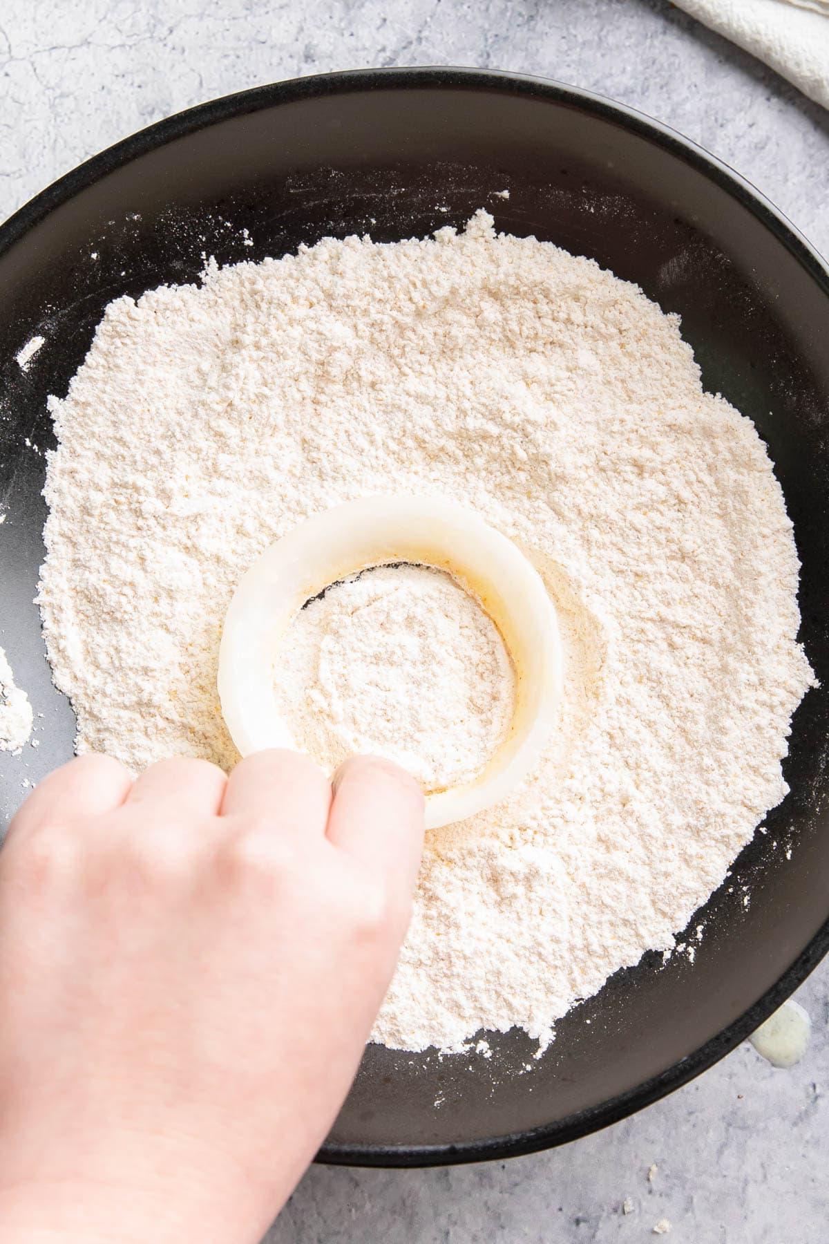 **Selbstgemachte Heißluftfritteusen-Zwiebelringe** 6 In gewürzter Mehlmischung wälzen