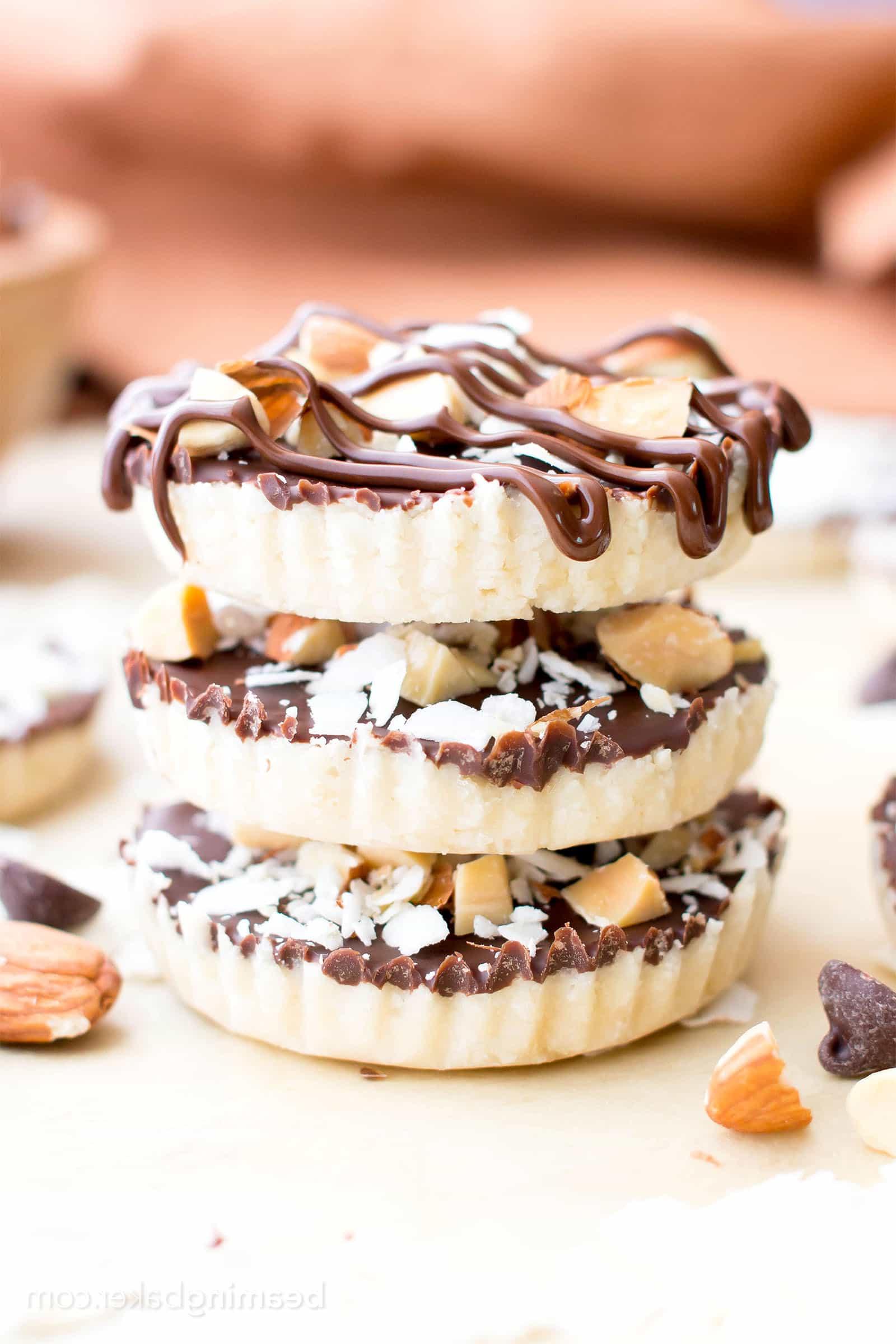 Selbstgemachte Almond Joy Cups (Paleo, Vegan, Glutenfrei): Ein 5-Zutaten-Rezept für reichhaltige, nussige Almond Joy Cups, geschichtet in samtiger Schokolade. #Paleo #Vegan #Glutenfrei #5Zutaten | BeamingBaker.com