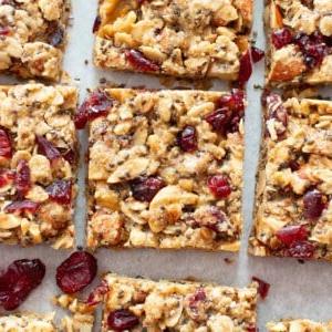 **Glutenfreie Vegane Cranberry-Chia-Snackriegel (Gesund, Vegan, Glutenfrei, Milchfrei)** 7 Cranberry Chia Glutenfreie Vegane Snackriegel: Dieses gesunde vegane Snackriegelrezept ergibt zähe & sättigende Riegel! Das beste vegane Snackriegelrezept – vollgepackt mit Chia & Leinsamen, um dich satt zu halten! #Snacks #Riegel #Glutenfrei #Vegan #Chia | Rezept auf BeamingBaker.com