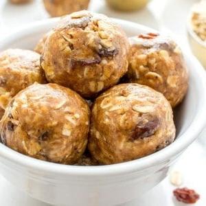 Ohne Backen Haferflocken-Rosinen-Kugeln (Vegan, Glutenfrei) 7 No Bake Oatmeal Raisin Bites (V+GF): A super easy, one bowl recipe for healthy energy bites bursting with oatmeal raisin cookie flavor. #Vegan #GlutenFree | BeamingBaker.com