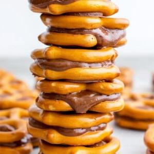 Schoko-Mandelbutter-Brezelbissen (Vegan, Glutenfrei) 7 Schoko-Mandelbutter-Brezel-Häppchen: Ein einfaches 3-Zutaten-Rezept für einen süßen und knusprigen Snack, voller Protein und Schokoladengeschmack. Vegan und Glutenfrei.