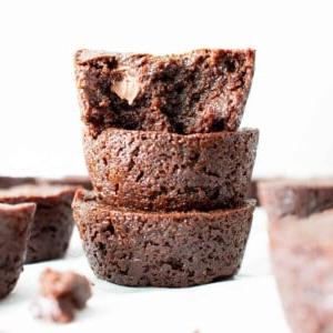 Mini Vegane Brownie-Häppchen Rezept (Glutenfrei, Milchfrei) 6 Mini Vegane Brownie Bites Rezept (Vegan, Glutenfrei): Ein einfaches Rezept für weiche, saftige und kernig-schokoladige Mini-Brownies, die vor intensivem Schokoladengeschmack nur so strotzen. Hergestellt aus gesunden Vollwertzutaten. #Vegan #Glutenfrei #Milchfrei #Brownies #VeganBacken #Schokolade | Rezept auf BeamingBaker.com