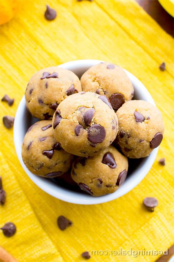 **Ungebackene Kürbis-Schokostückchen-Keksteig-Kugeln (Paleo, Vegan, Glutenfrei, Milchfrei)** 7 Ein Teller voller Kürbis-Schoko-Keksteig-Häppchen, perfekt für eine herbstliche Feier. Ohne Backen und voller Geschmack.