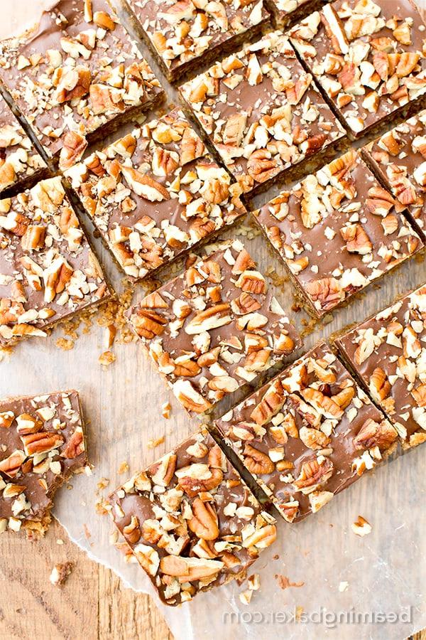 Ohne Backen Paleo Schoko-Pekannuss-Riegel (Vegan, Paleo, Glutenfrei, Milchfrei) 7 Paleo-Schoko-Pekan-Riegel ohne Backen (V, GF, Paleo): Ein 5-Zutaten-Rezept für köstliche Pekanriegel, bedeckt mit einer dicken Schicht Schokolade und Nüssen. #Paleo #Vegan #GlutenFrei #MilchFrei | BeamingBaker.com
