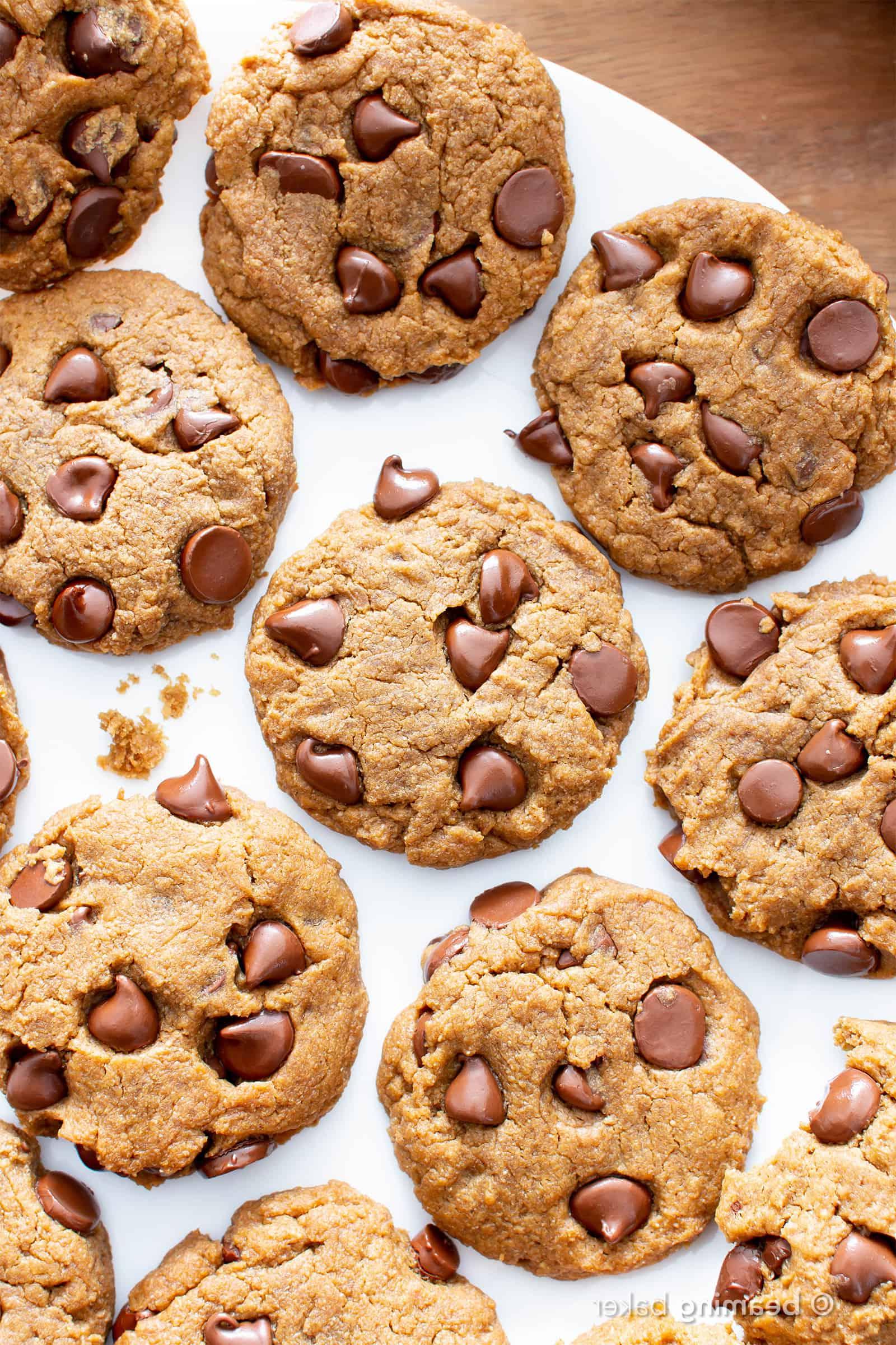 Glutenfreie, Vegane Erdnussbutter-Schoko-Kekse: Ein einfaches Rezept für perfekt weiche und zähe Schoko-Kekse, die vor cremigem Erdnussbuttergeschmack nur so strotzen! #Vegan #Glutenfrei #Milchfrei #Erdnussbutter #Kekse #Dessert #SchokoChips | Rezept auf BeamingBaker.com
