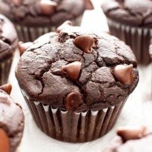 Die besten veganen, glutenfreien und saftigen Schokoladenmuffins – Einfache Doppelschoko-Muffins! 7 Das Beste Vegane Glutenfreie Saftige Schokoladenmuffins Rezept: Dieses einfache glutenfreie Doppel-Schokoladenmuffins-Rezept ist unglaublich! Es ist das beste vegane Schokoladenmuffins-Rezept – ohne Ei, gesunde Zutaten! #Schokolade #Vegan #GlutenFrei #Muffins #Gesund | Rezept auf BeamingBaker.com