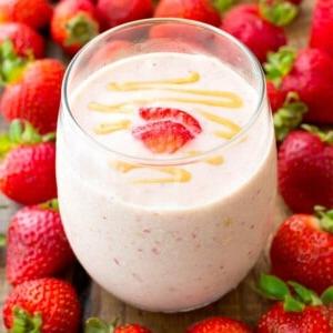 Veganer Erdbeer-Erdnussbutter-Smoothie (Glutenfrei, Milchfrei) 7 Veganer Erdbeer-Erdnussbutter-Smoothie (V+GF): Ein einfaches 4-Zutaten-Rezept für proteinreiche, cremige Smoothies, die vor Erdbeer- und Erdnussbuttergeschmack nur so strotzen. #Vegan #Glutenfrei #Laktosefrei | BeamingBaker.com