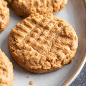 Gesunde Erdnussbutterkekse mit nur 4 Zutaten 7 Die besten gesunden Erdnussbutter-Kekse, die nur 4 Zutaten benötigen. Sie werden diese raffiniert zuckerfreien, glutenfreien Erdnussbutter-Kekse lieben. #gesund #glutenfrei #erdnussbutter #kekse | Rezept auf BeamingBaker.com
