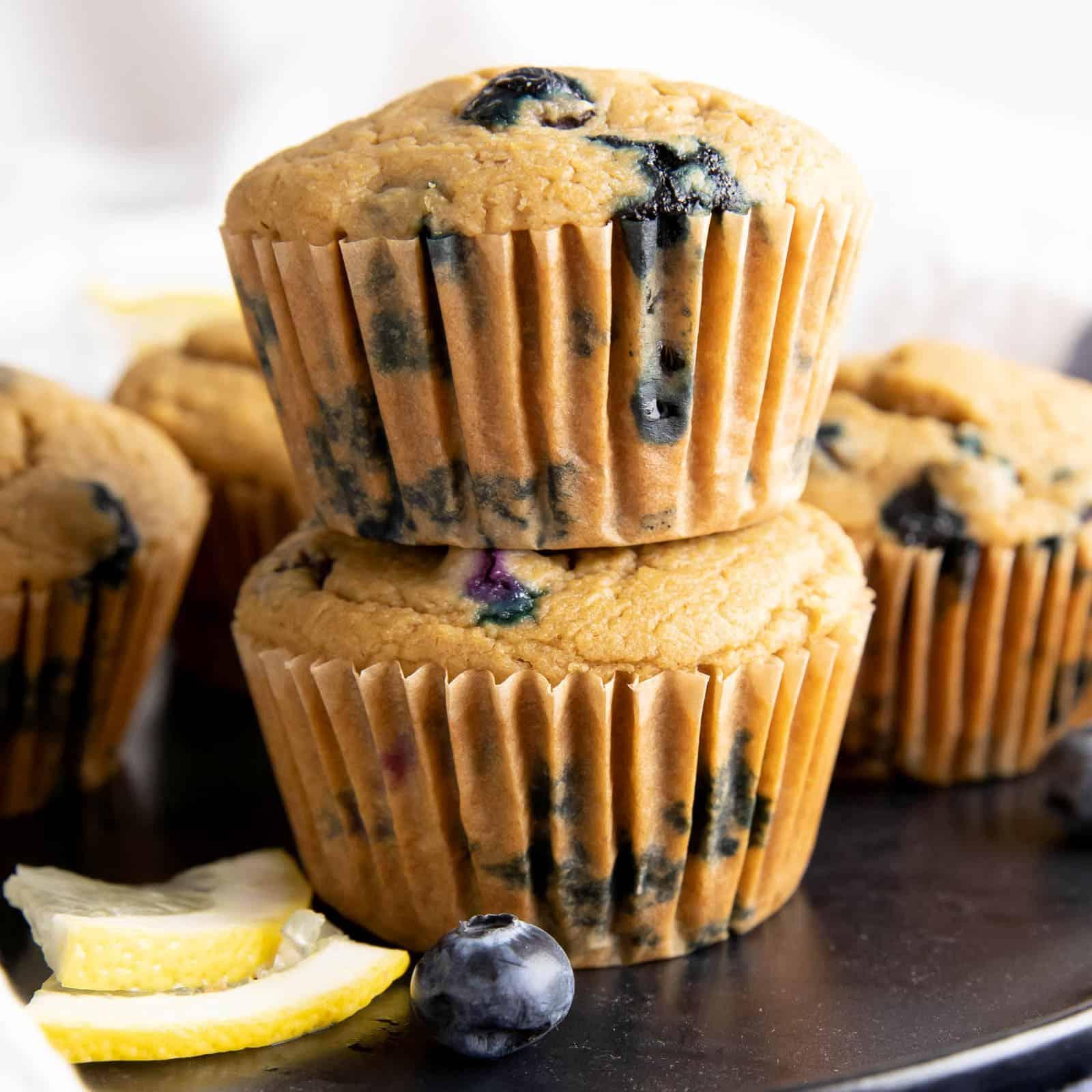 Zitronen-Blaubeer-glutenfreie vegane Muffins übereinander gestapelt